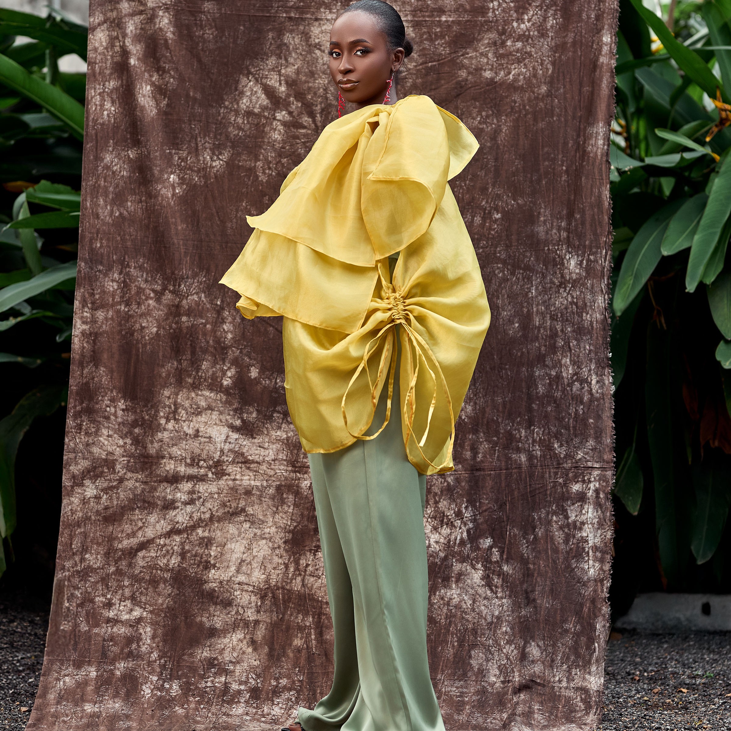 Urban Elegance look - monochrome outfit in city setting